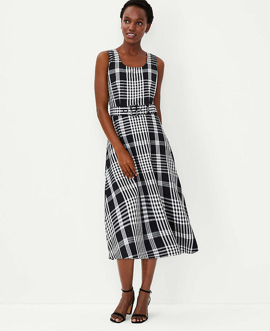 Robe évasée à carreaux avec ceinture