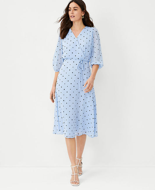 Robe cache-cœur ceinturée brodée florale