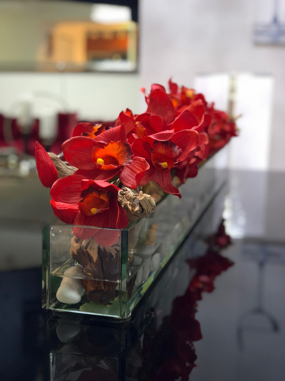 Jardinière en verre Casa Moderna 48″ avec orchidées Cymbidium rouges