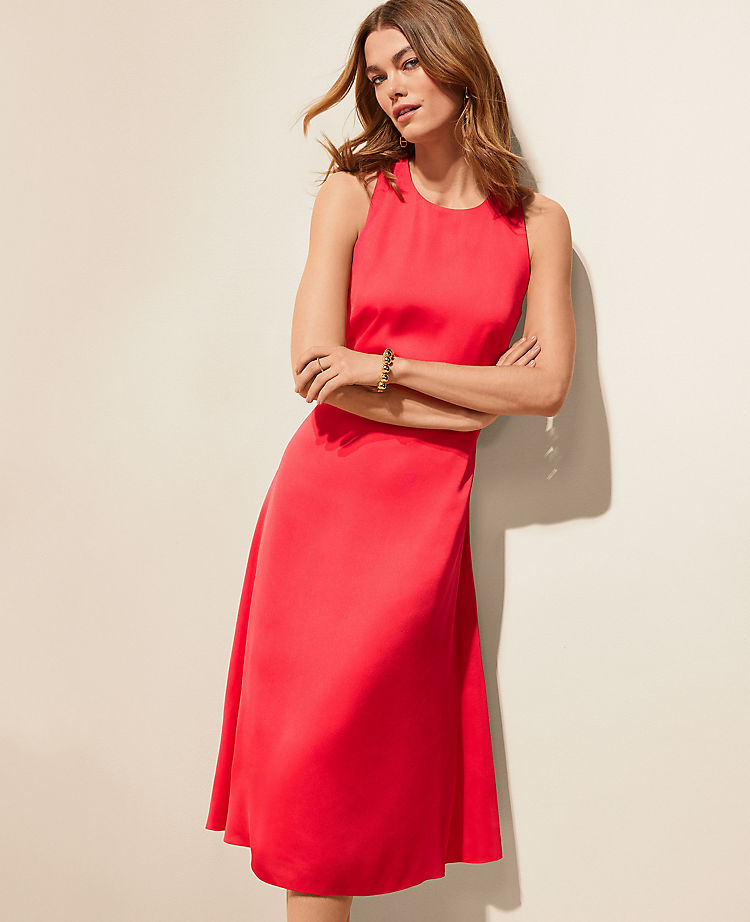 Rückenfreies ausgestelltes Neckholder-Kleid