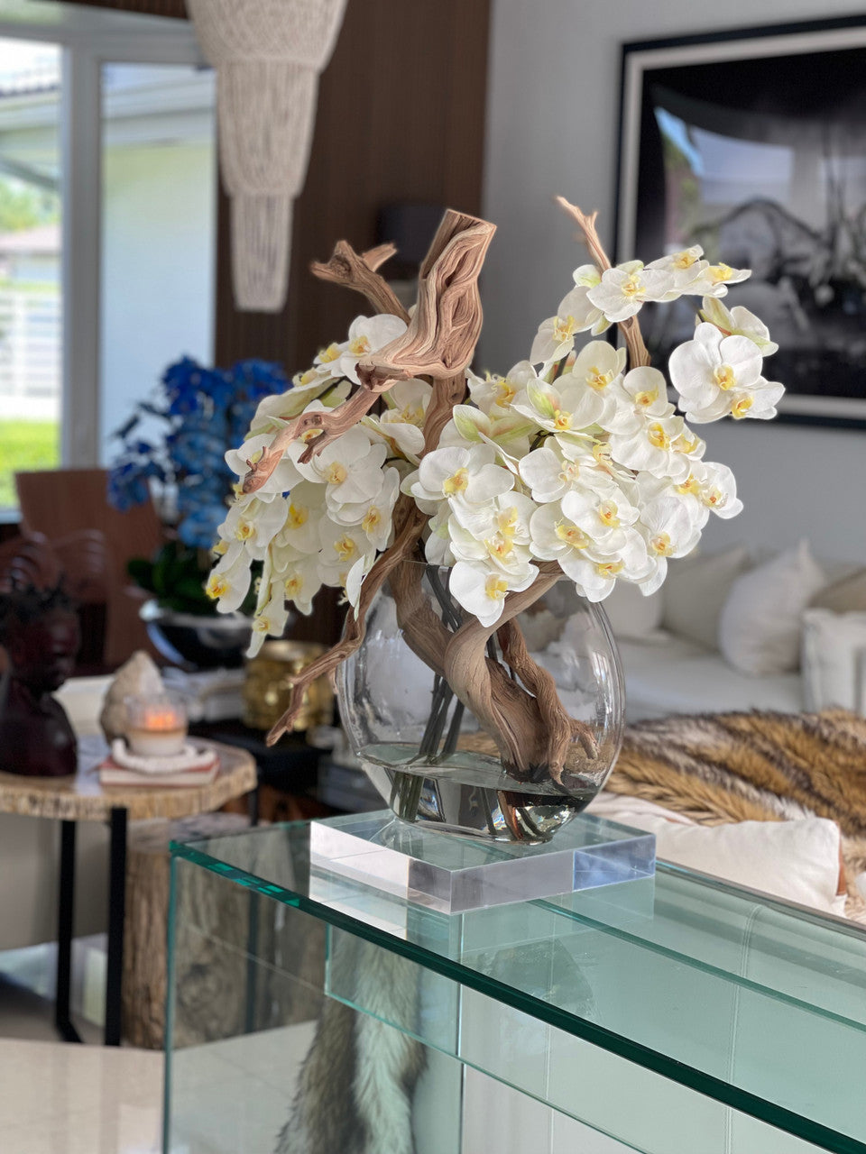 Vase Lune 16″ avec orchidées blanches