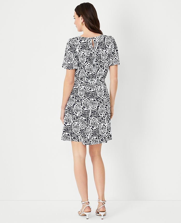 Robe droite à manches volantées fleuries
