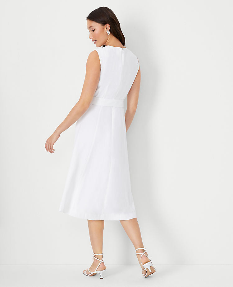 Zweireihiges tailliertes ausgestelltes Kleid