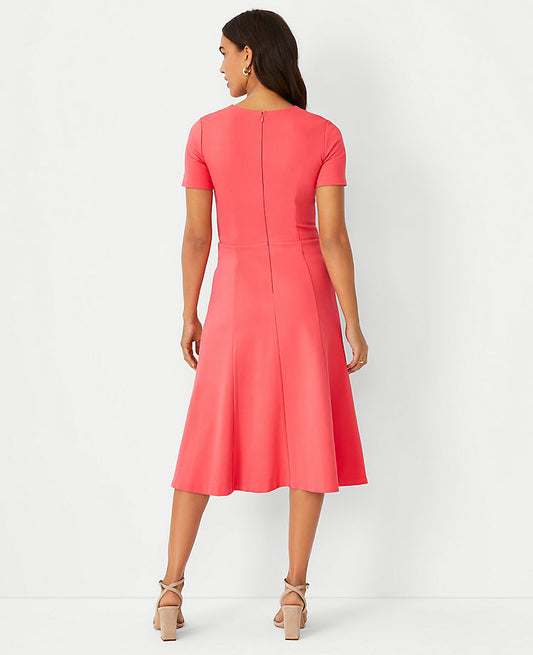 Robe évasée à manches courtes