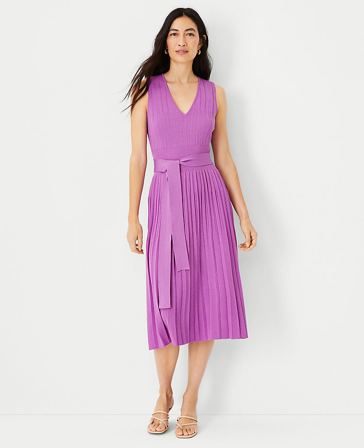 Gürtelkleid mit V-Ausschnitt