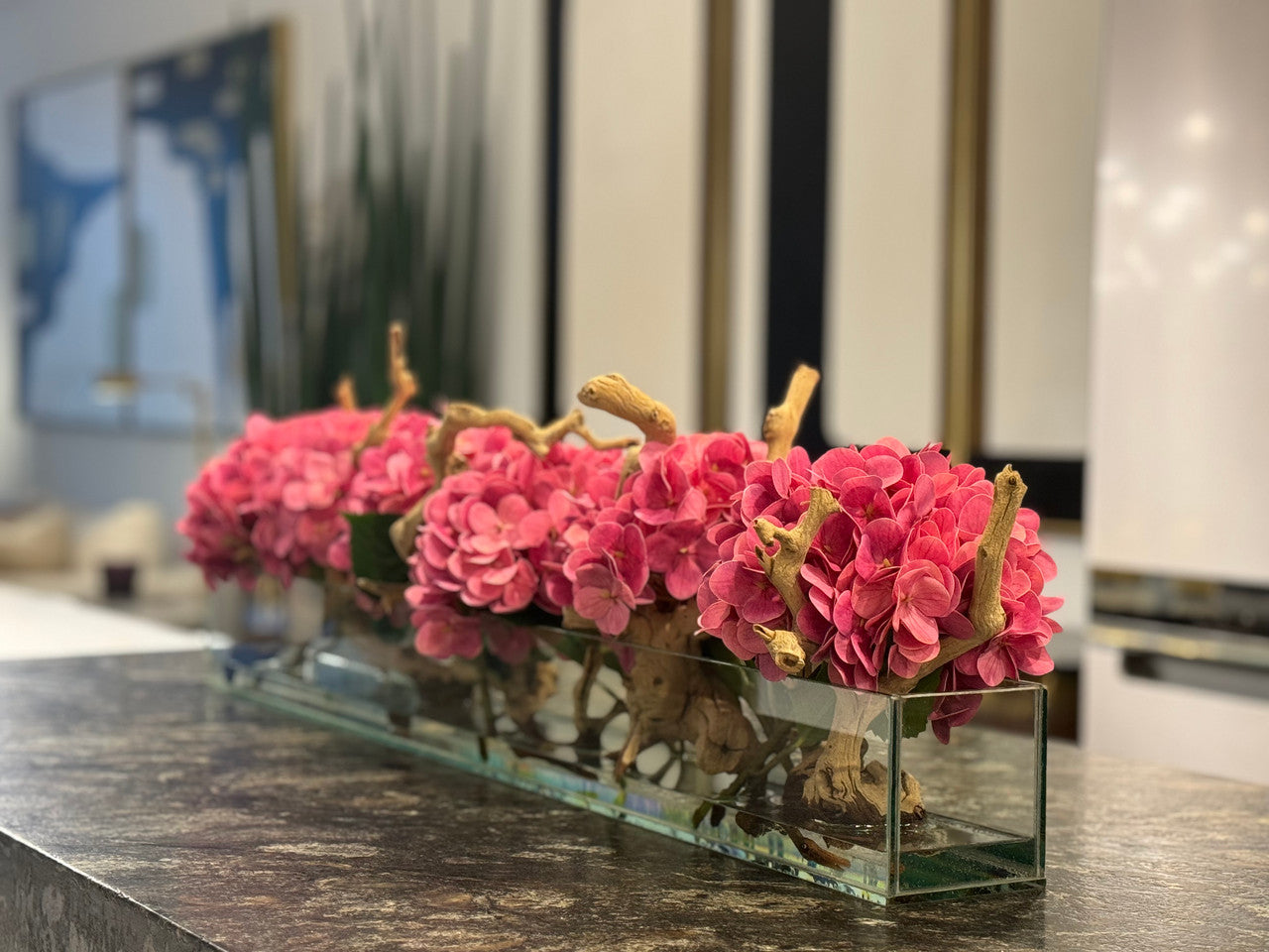 Jardinière en verre moderne Casa avec hortensias et bois flotté