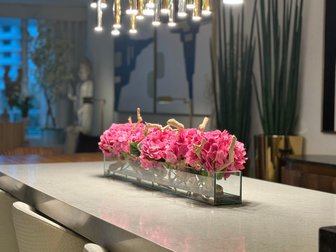 Jardinière en verre moderne Casa avec hortensias et bois flotté
