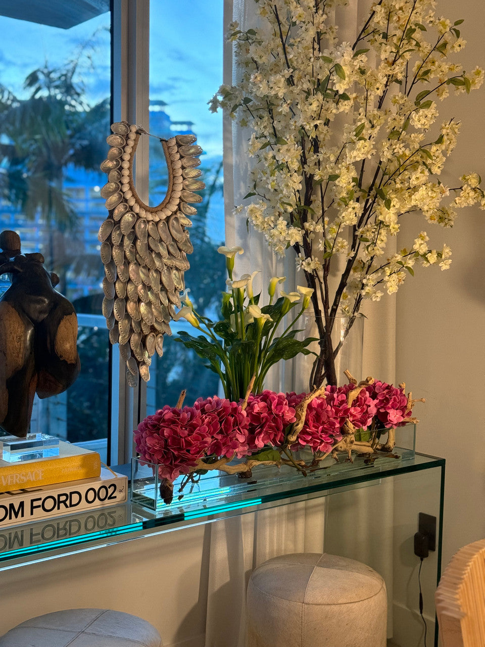 Jardinière en verre moderne Casa avec hortensias et bois flotté