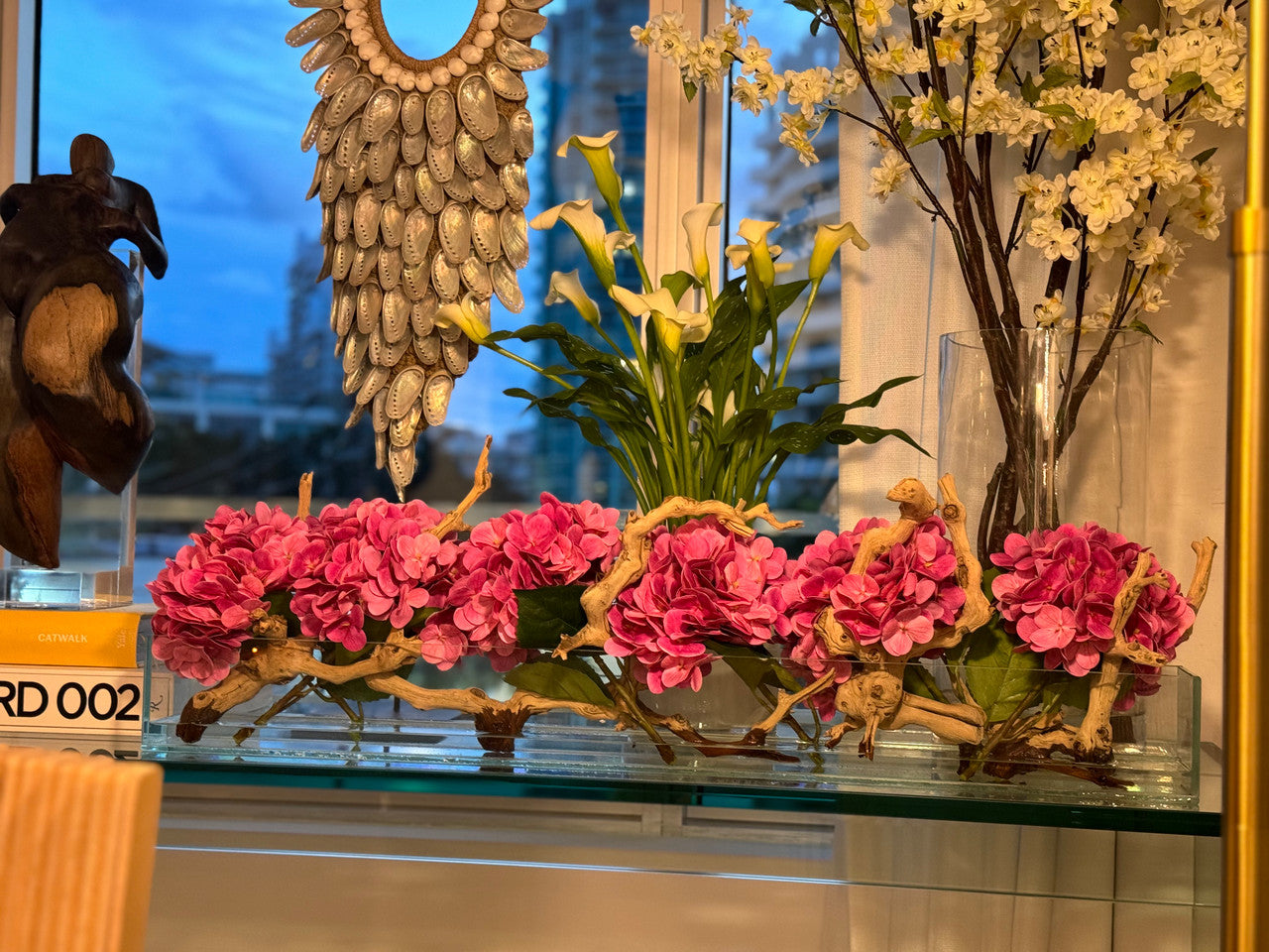 Jardinière en verre moderne Casa avec hortensias et bois flotté