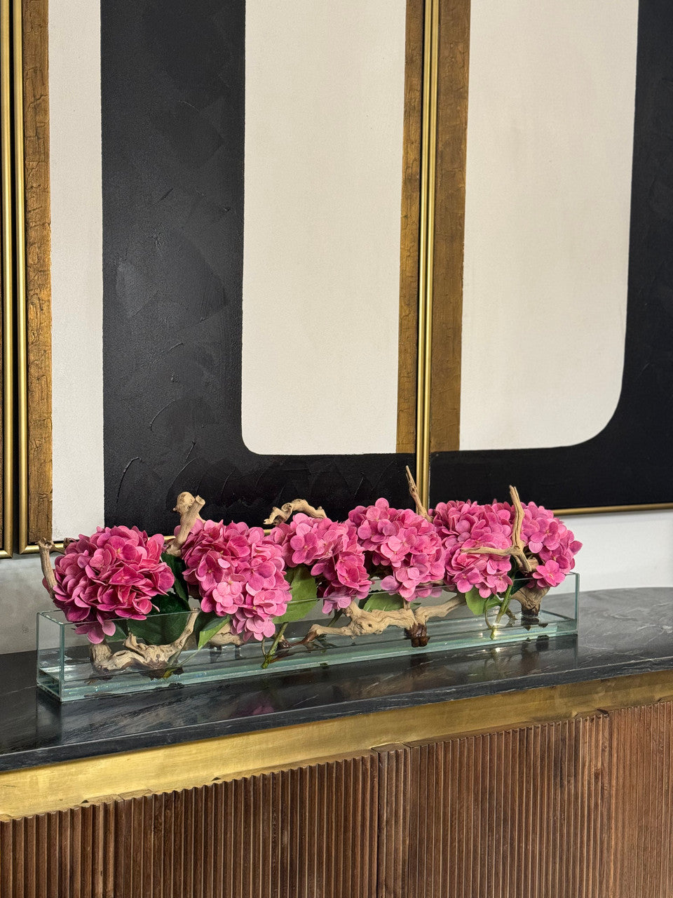 Jardinière en verre moderne Casa avec hortensias et bois flotté