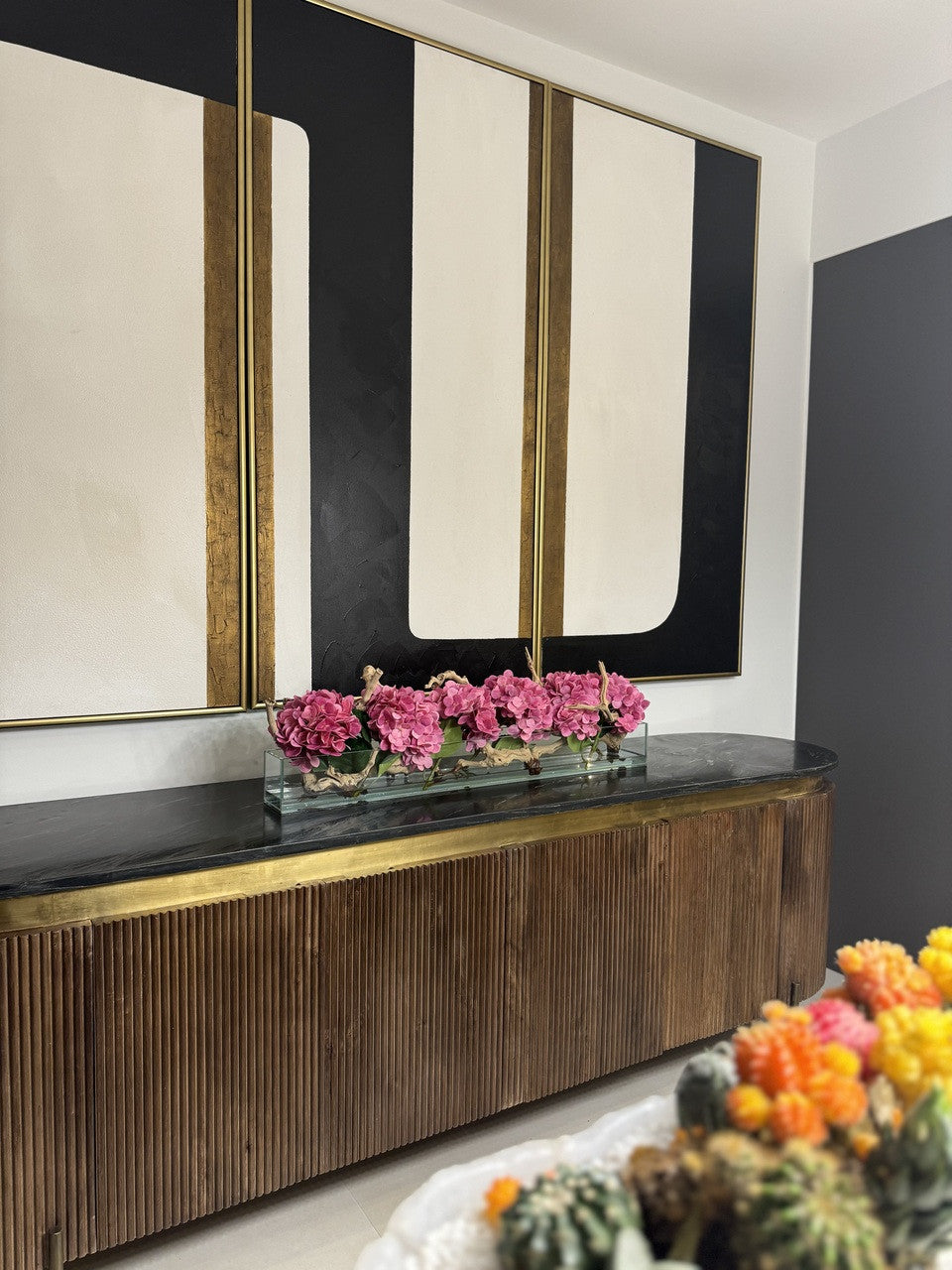 Jardinière en verre moderne Casa avec hortensias et bois flotté