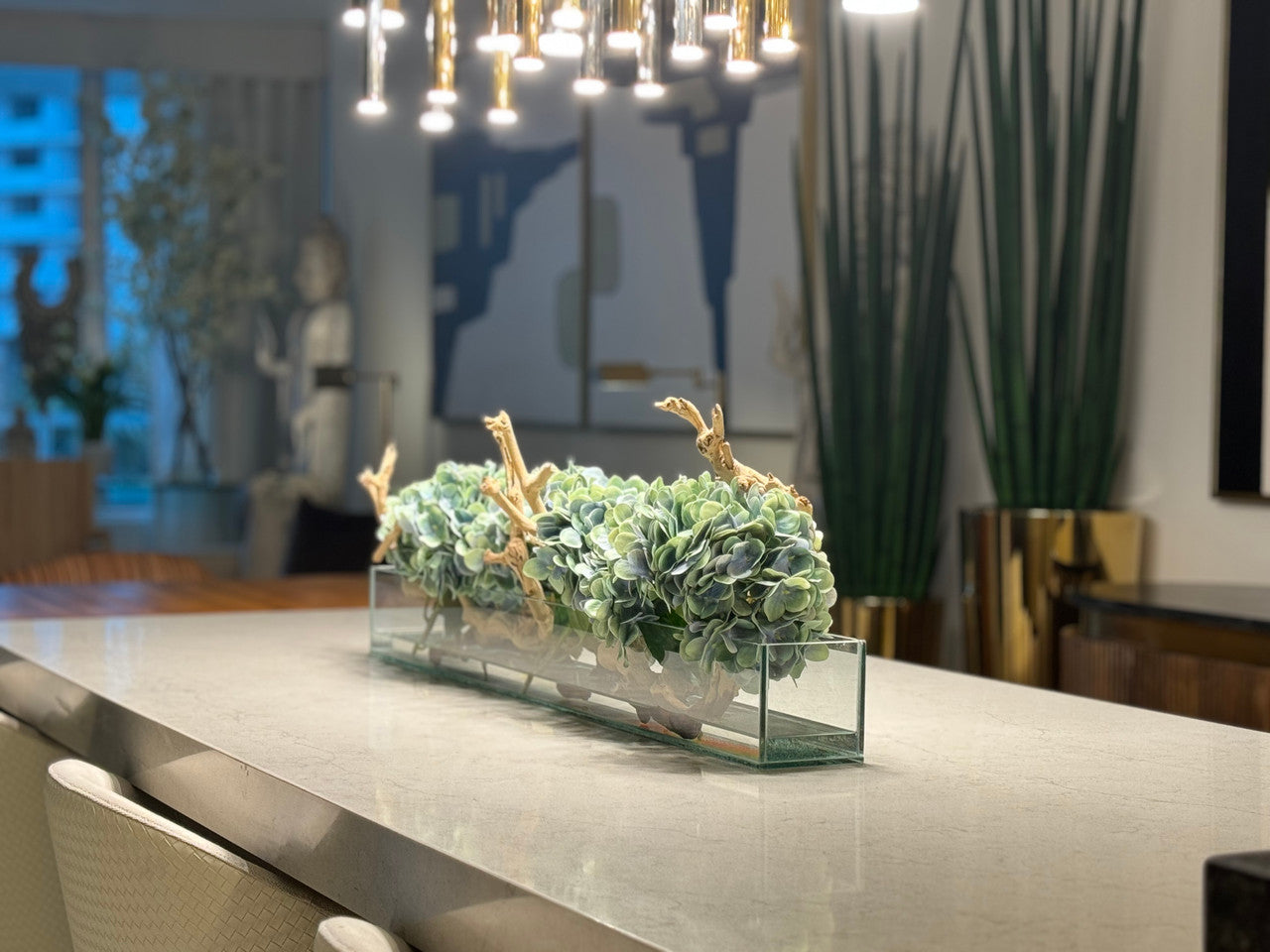Jardinière en verre moderne Casa avec hortensias et bois flotté