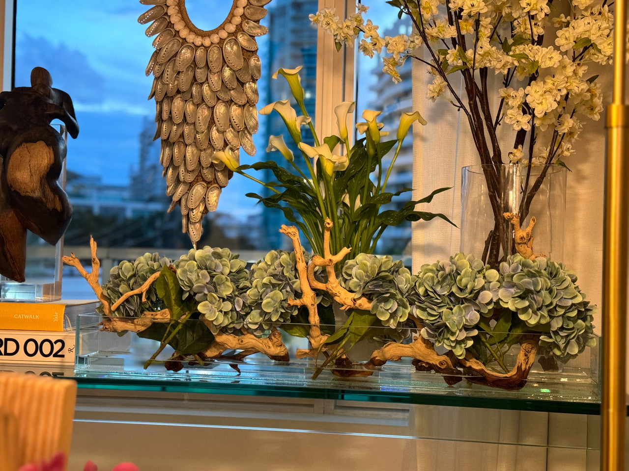 Jardinière en verre moderne Casa avec hortensias et bois flotté