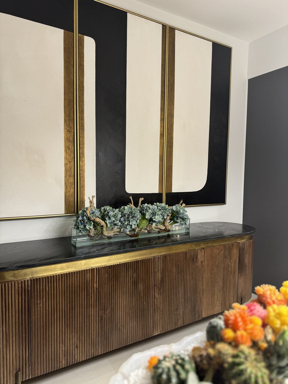 Jardinière en verre moderne Casa avec hortensias et bois flotté