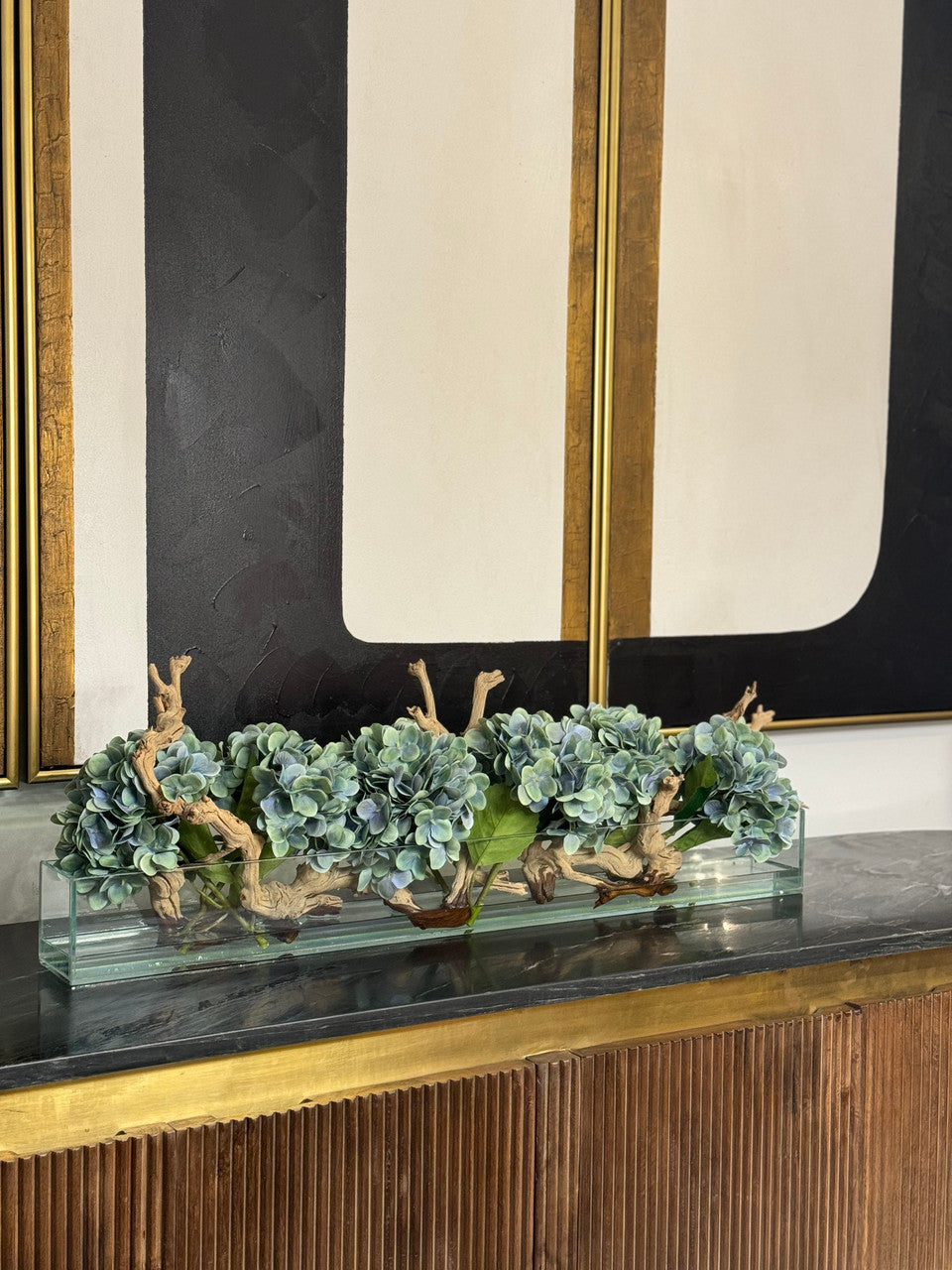 Jardinière en verre moderne Casa avec hortensias et bois flotté