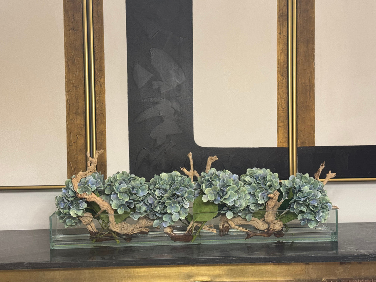 Jardinière en verre moderne Casa avec hortensias et bois flotté