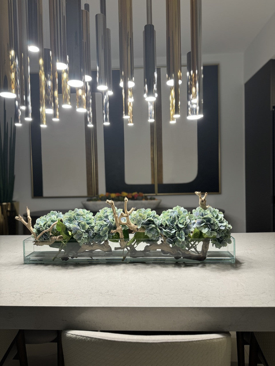 Jardinière en verre moderne Casa avec hortensias et bois flotté