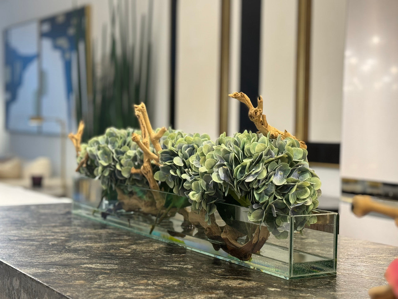Jardinière en verre moderne Casa avec hortensias et bois flotté