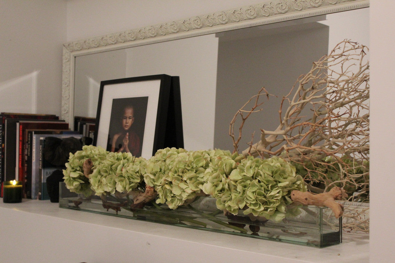 Jardinière en verre moderne Casa avec hortensias et bois flotté