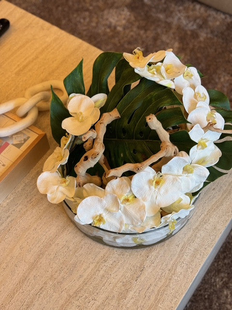 Bol Heritage de 16″ avec feuille de Monstera et orchidées blanches