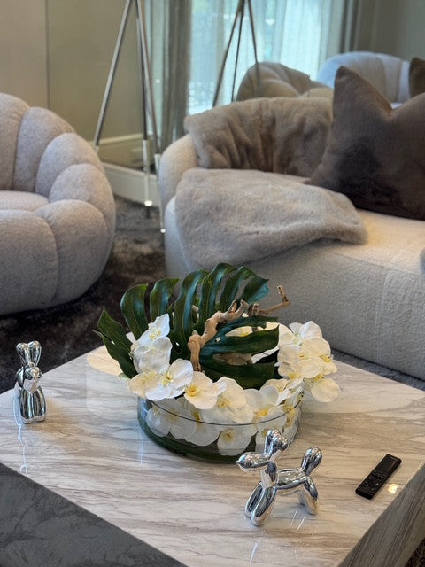 Bol Heritage de 16″ avec feuille de Monstera et orchidées blanches
