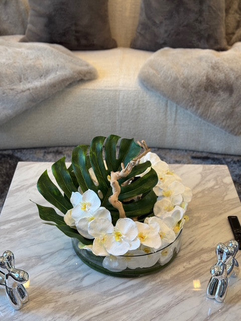 Bol Heritage de 16″ avec feuille de Monstera et orchidées blanches