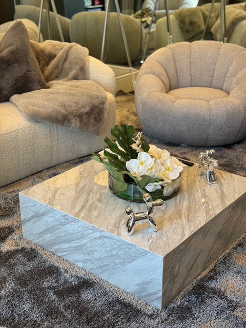 Bol Heritage de 16″ avec feuille de Monstera et orchidées blanches