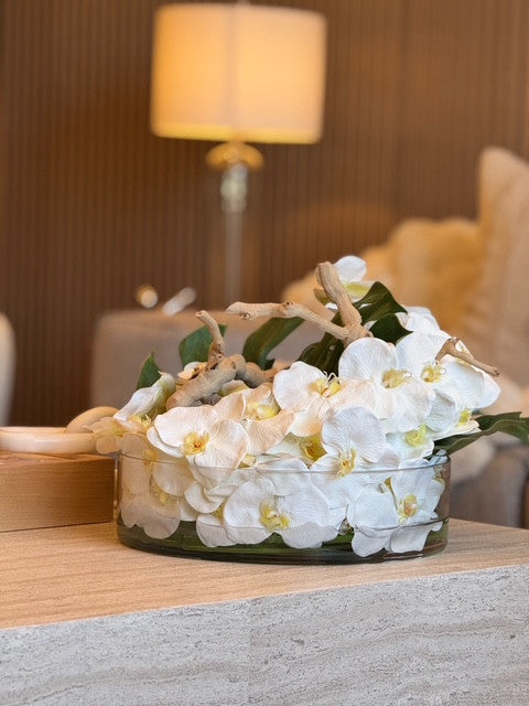 Bol Heritage de 16″ avec feuille de Monstera et orchidées blanches