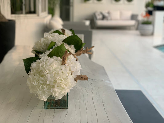 Jardinière en verre Casa Moderna de 36 po avec hortensias blancs et bois flotté