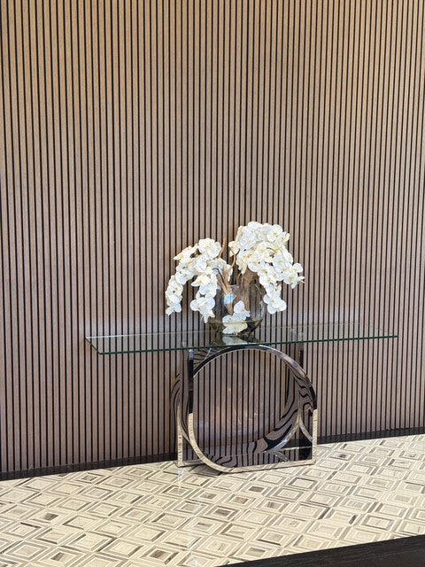 Vase Lune 16″ avec orchidées blanches