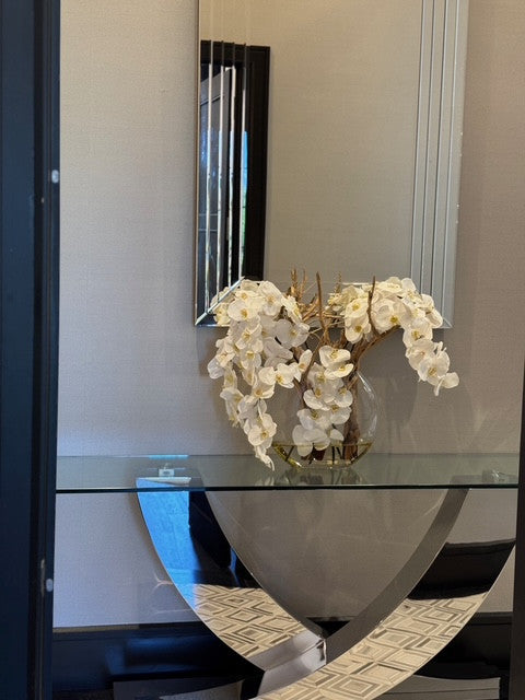 Vase Lune 16″ avec orchidées blanches