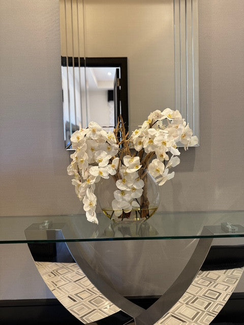 Vase Lune 16″ avec orchidées blanches