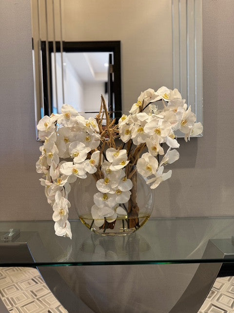 Vase Lune 16″ avec orchidées blanches