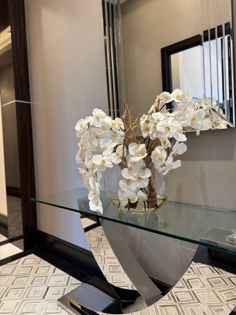 Vase Lune 16″ avec orchidées blanches