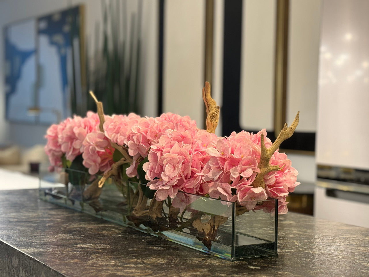 Jardinière en verre moderne Casa avec hortensias et bois flotté