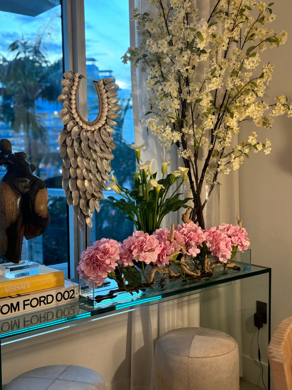 Jardinière en verre moderne Casa avec hortensias et bois flotté