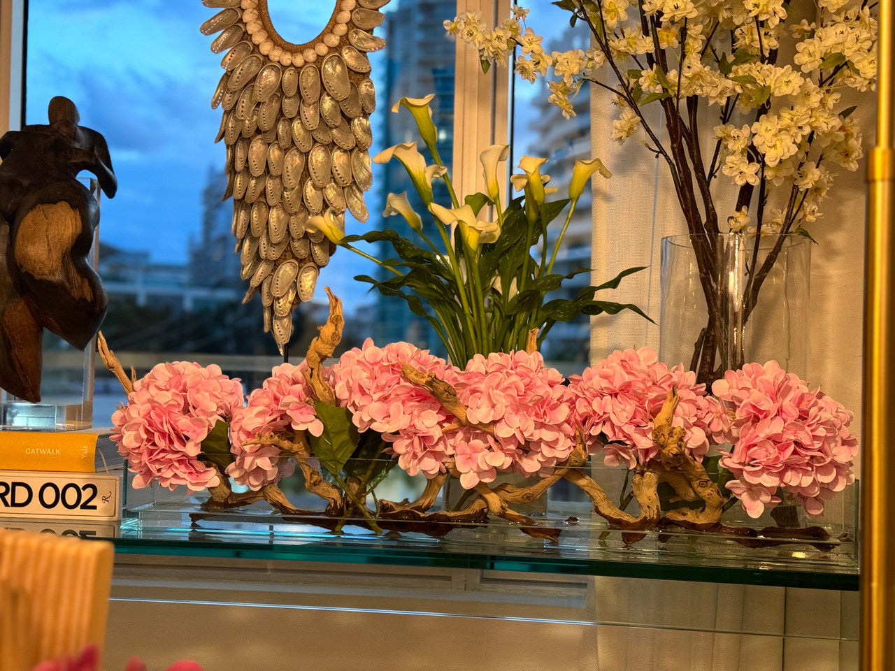 Jardinière en verre moderne Casa avec hortensias et bois flotté
