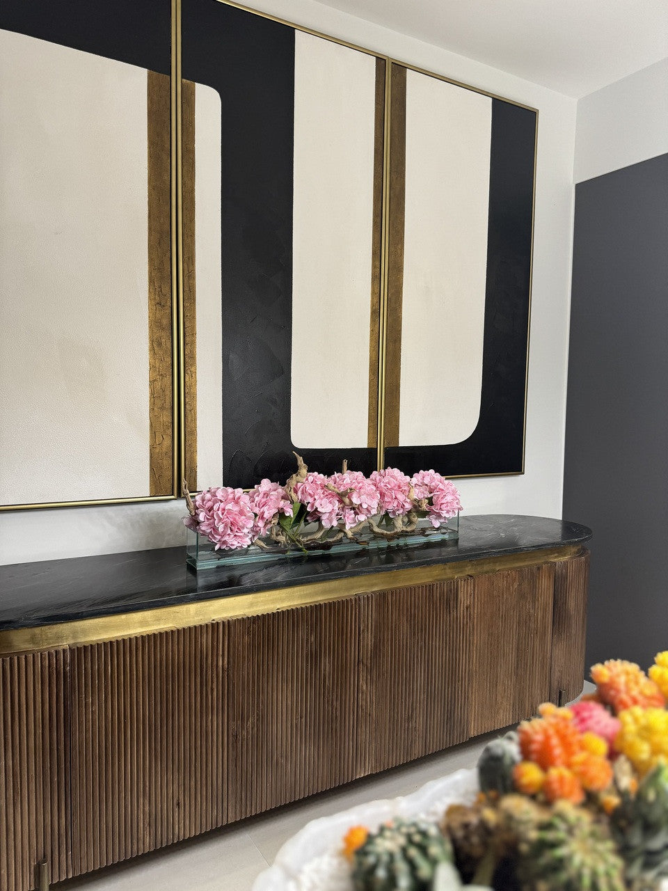 Jardinière en verre moderne Casa avec hortensias et bois flotté