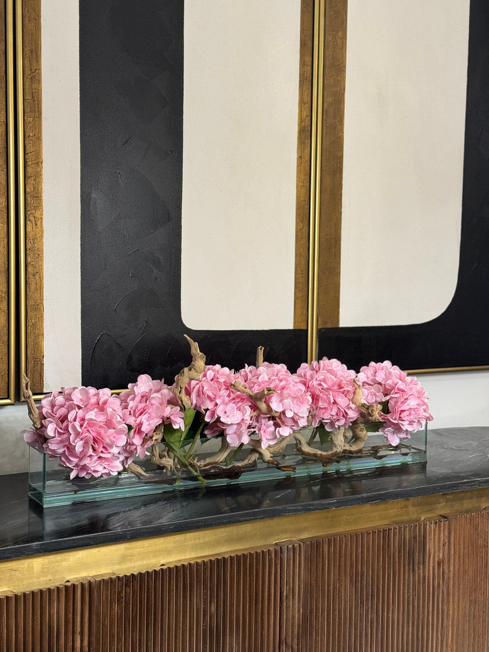 Jardinière en verre moderne Casa avec hortensias et bois flotté