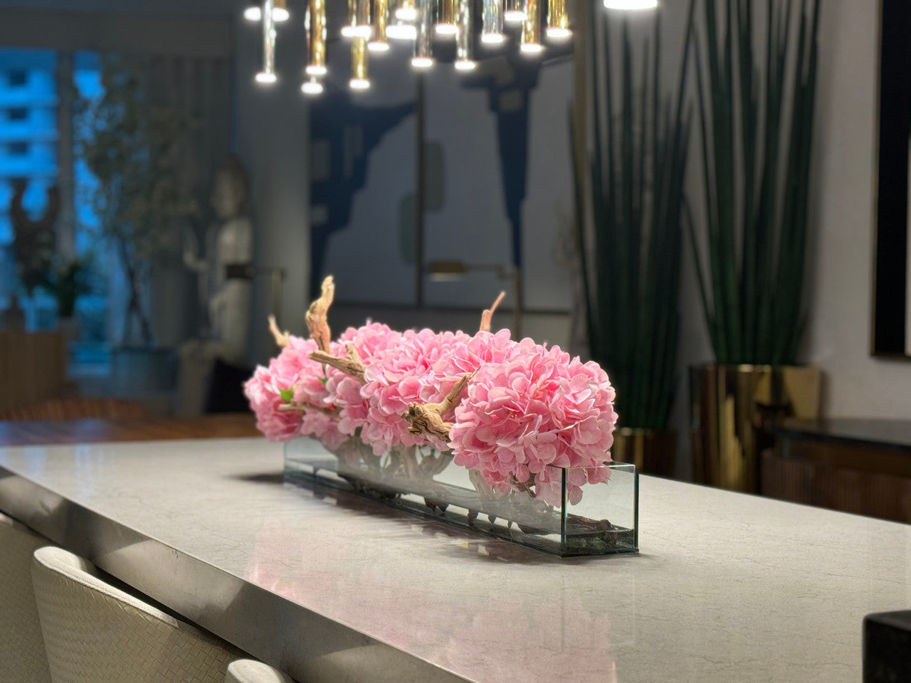 Jardinière en verre moderne Casa avec hortensias et bois flotté