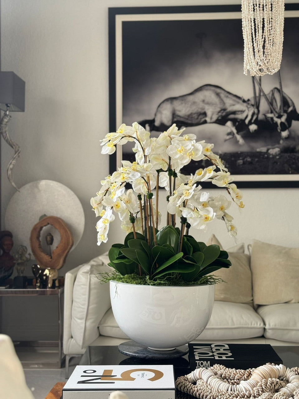 Orchidées Blanches dans un Bol en Fibre de Verre Blanc Lustré