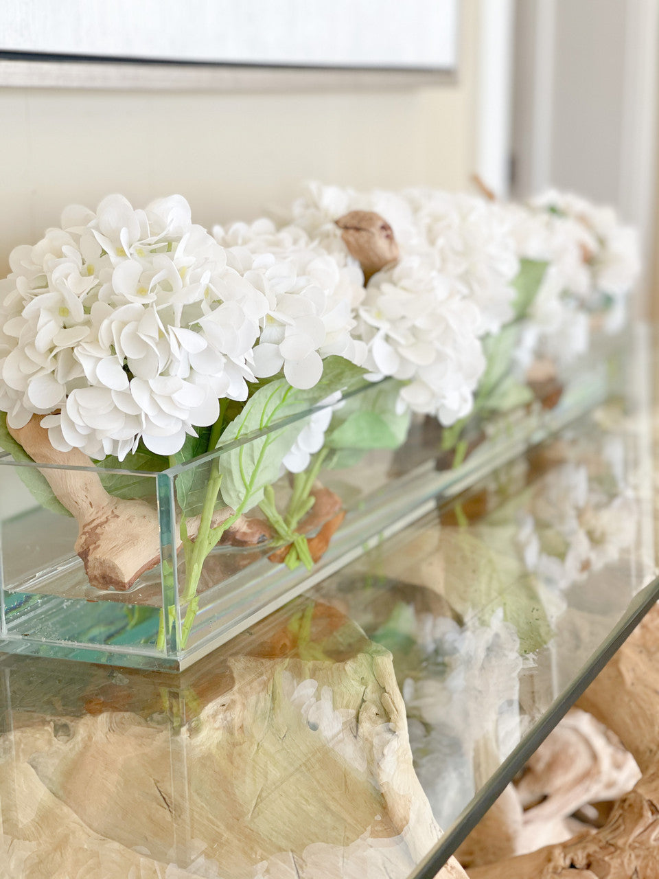 Jardinière en verre moderne Casa avec hortensias et bois flotté